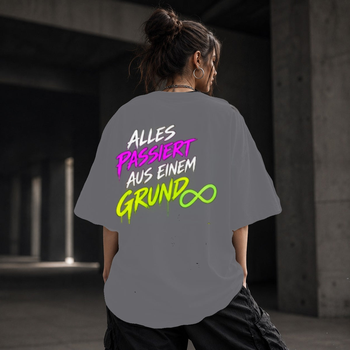 Neon Vibe Damen Oversized T-Shirt – Alles passiert aus einem Grund – DTF Backprint in Grau, Größe 5XL