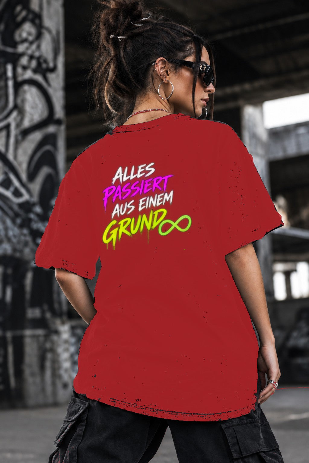 Neon Vibe Damen Oversized T-Shirt – Alles passiert aus einem Grund – DTF Backprint in Rot, Größe 5XL