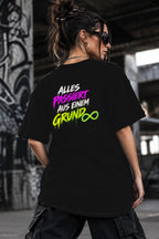 Neon Vibe Damen Oversized T-Shirt – Alles passiert aus einem Grund – DTF Backprint in Schwarz, Größe 5XL
