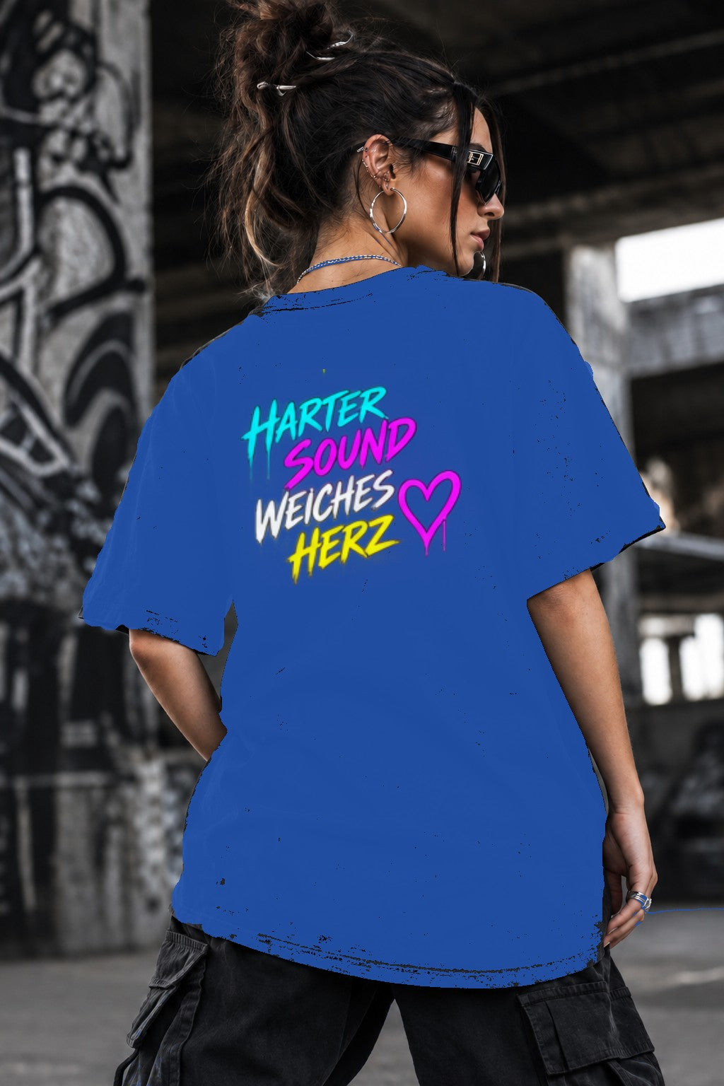 Neon Vibe Damen Oversized T-Shirt – Härter Sound weiches Herz – DTF Backprint in Blau, Größe 5XL