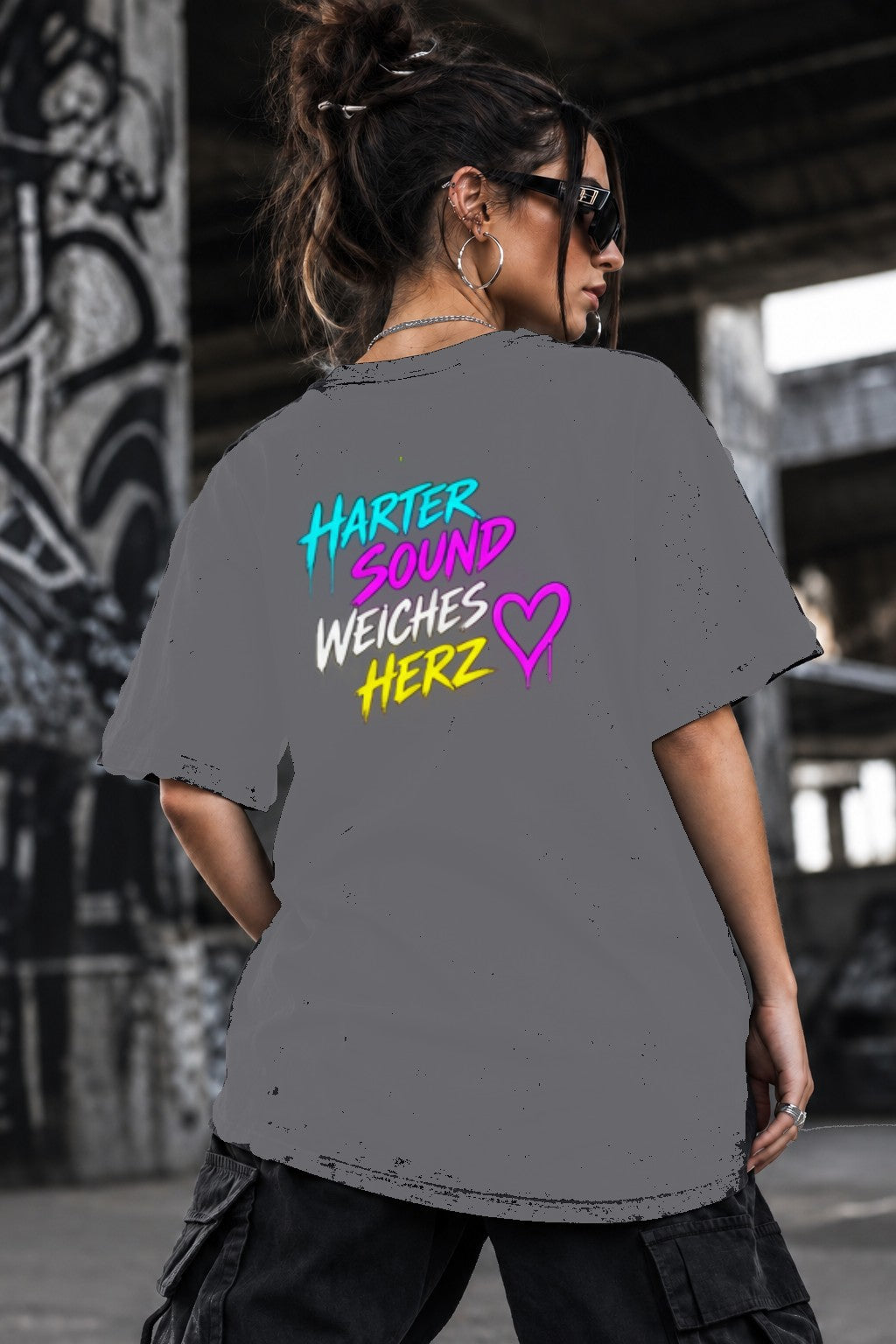 Neon Vibe Damen Oversized T-Shirt – Härter Sound weiches Herz – DTF Backprint in Grau, Größe 5XL