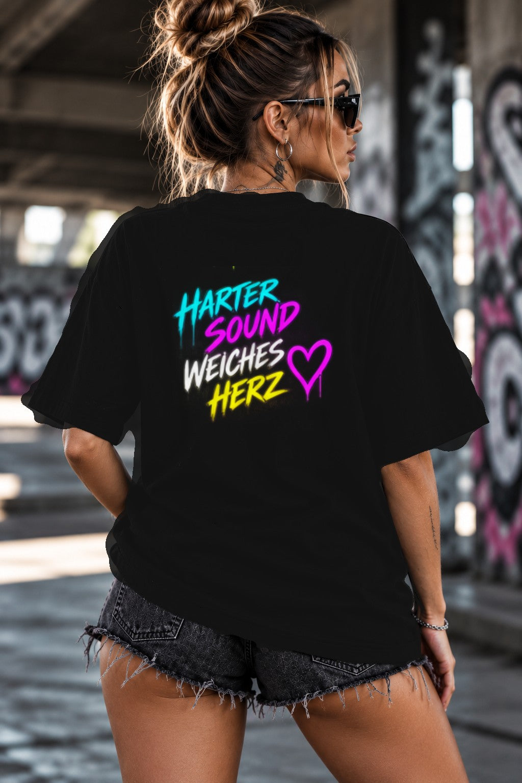 Neon Vibe Damen Oversized T-Shirt – Härter Sound weiches Herz – DTF Backprint in Schwarz, Größe 5XL