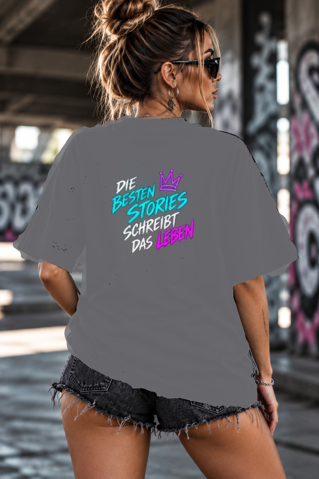 Neon Vibe Damen Oversized T-Shirt – Die besten Stories schreibt das Leben – DTF Backprint in Grau, Größe 5XL