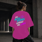 Neon Vibe Damen Oversized T-Shirt – Die besten Stories schreibt das Leben – DTF Backprint in Pink, Größe 5XL