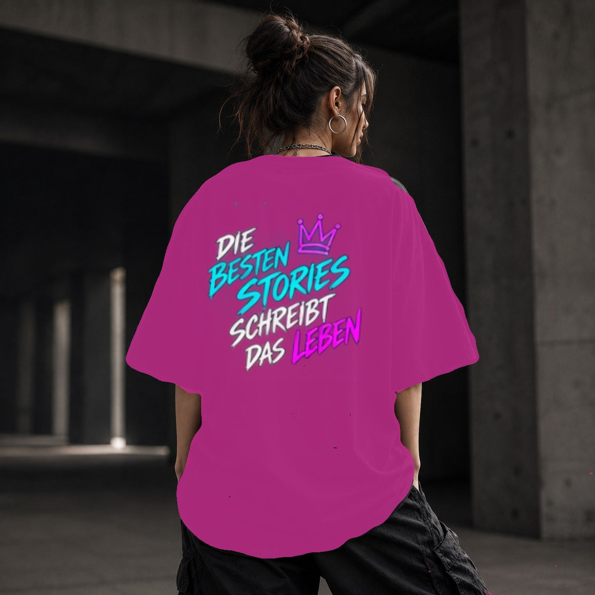 Neon Vibe Damen Oversized T-Shirt – Die besten Stories schreibt das Leben – DTF Backprint in Pink, Größe 5XL