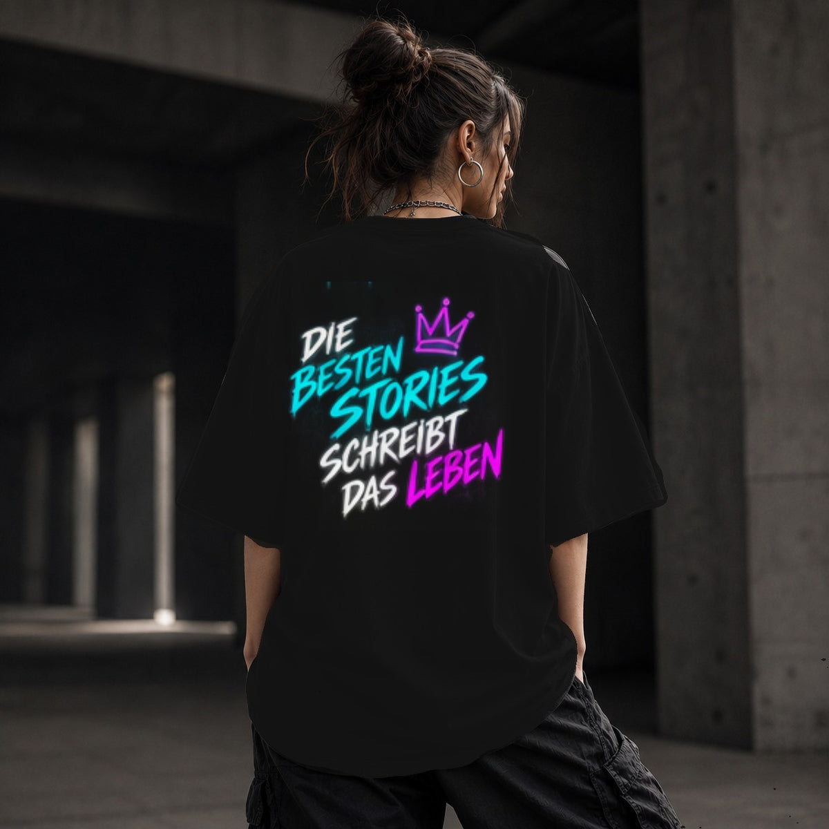 Neon Vibe Damen Oversized T-Shirt – Die besten Stories schreibt das Leben – DTF Backprint in Schwarz, Größe 5XL
