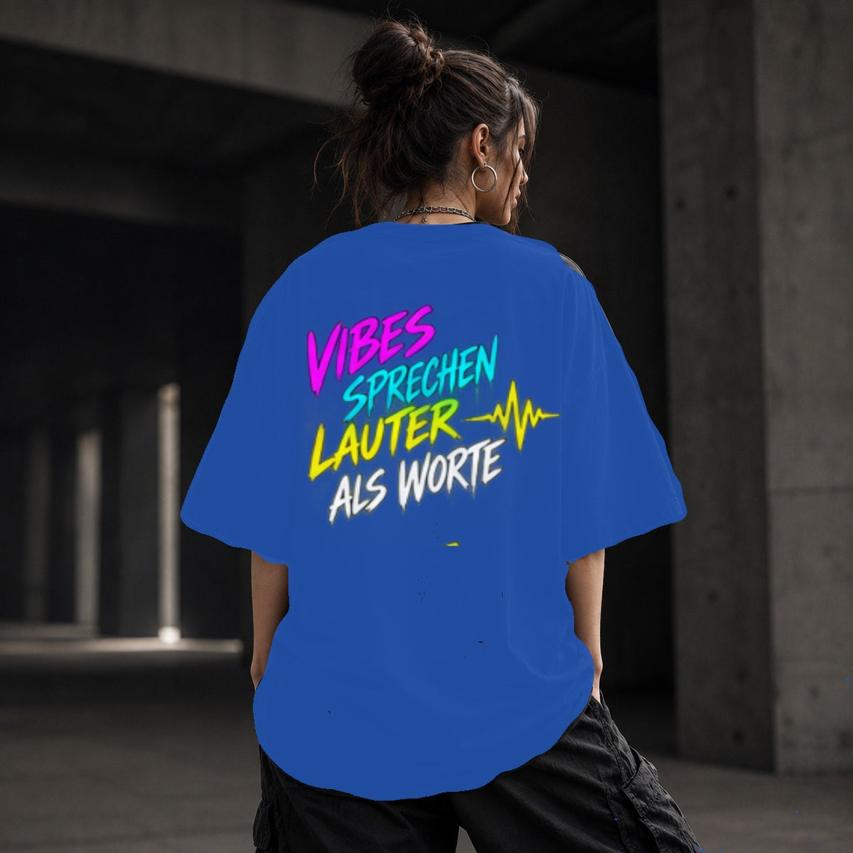 Neon Vibe Damen Oversized T-Shirt – Vibes sprechen lauter als Worte – DTF Backprint in Blau, Größe 5XL