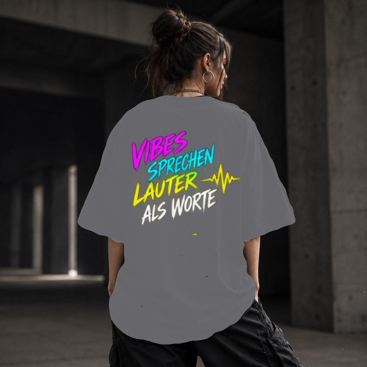 Neon Vibe Damen Oversized T-Shirt – Vibes sprechen lauter als Worte – DTF Backprint in Grau, Größe 5XL