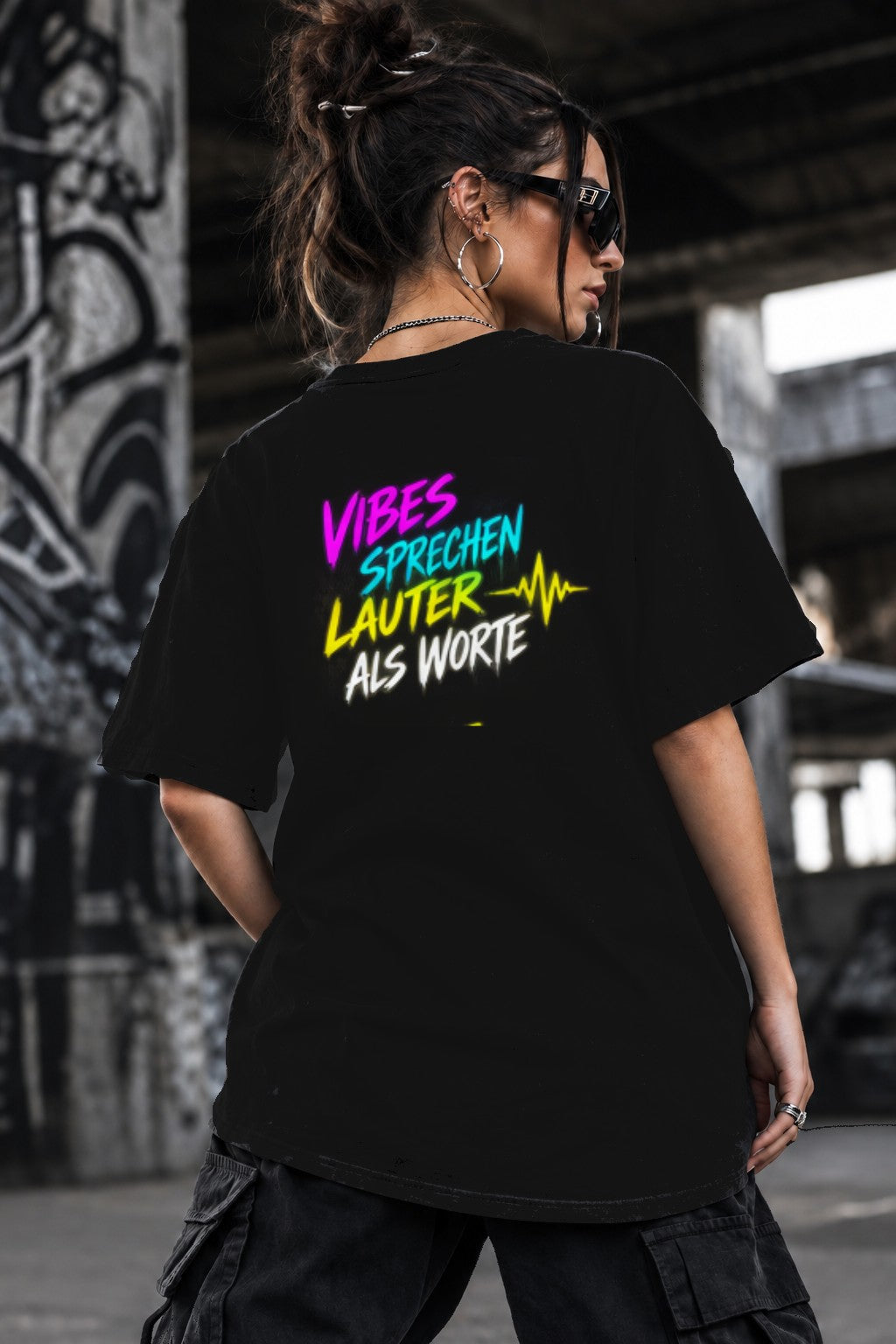 Neon Vibe Damen Oversized T-Shirt – Vibes sprechen lauter als Worte – DTF Backprint in Schwarz, Größe 5XL