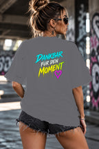 Neon Vibe Damen Oversized T-Shirt – Dankbar für den Moment – DTF Backprint in Grau, Größe 5XL