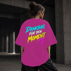 Neon Vibe Damen Oversized T-Shirt – Dankbar für den Moment – DTF Backprint in Pink, Größe 5XL