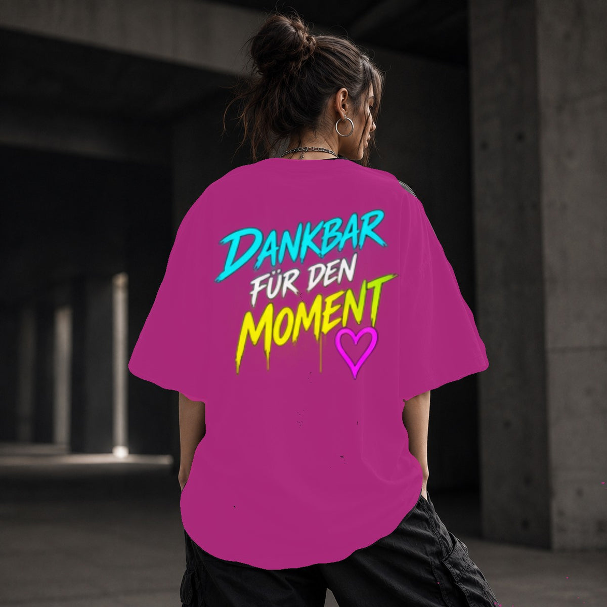 Neon Vibe Damen Oversized T-Shirt – Dankbar für den Moment – DTF Backprint in Pink, Größe 5XL