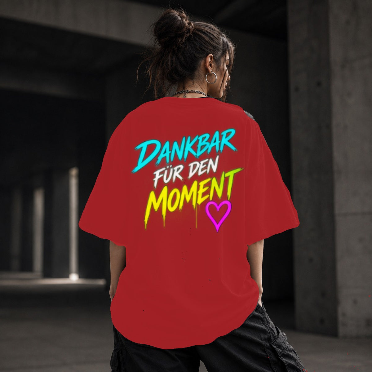 Neon Vibe Damen Oversized T-Shirt – Dankbar für den Moment – DTF Backprint in Rot, Größe 5XL