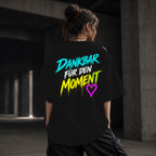 Neon Vibe Damen Oversized T-Shirt – Dankbar für den Moment – DTF Backprint in Schwarz, Größe 5XL