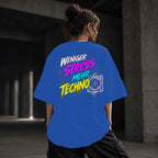 Neon Vibe Damen Oversized T-Shirt – Weniger Stress mehr Techno – DTF Backprint in Blau, Größe 5XL