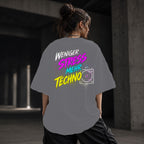Neon Vibe Damen Oversized T-Shirt – Weniger Stress mehr Techno – DTF Backprint in Grau, Größe 5XL