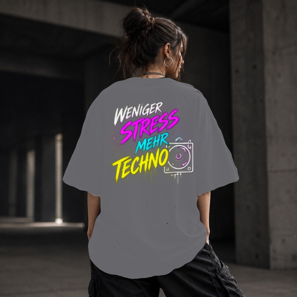 Neon Vibe Damen Oversized T-Shirt – Weniger Stress mehr Techno – DTF Backprint in Grau, Größe 5XL