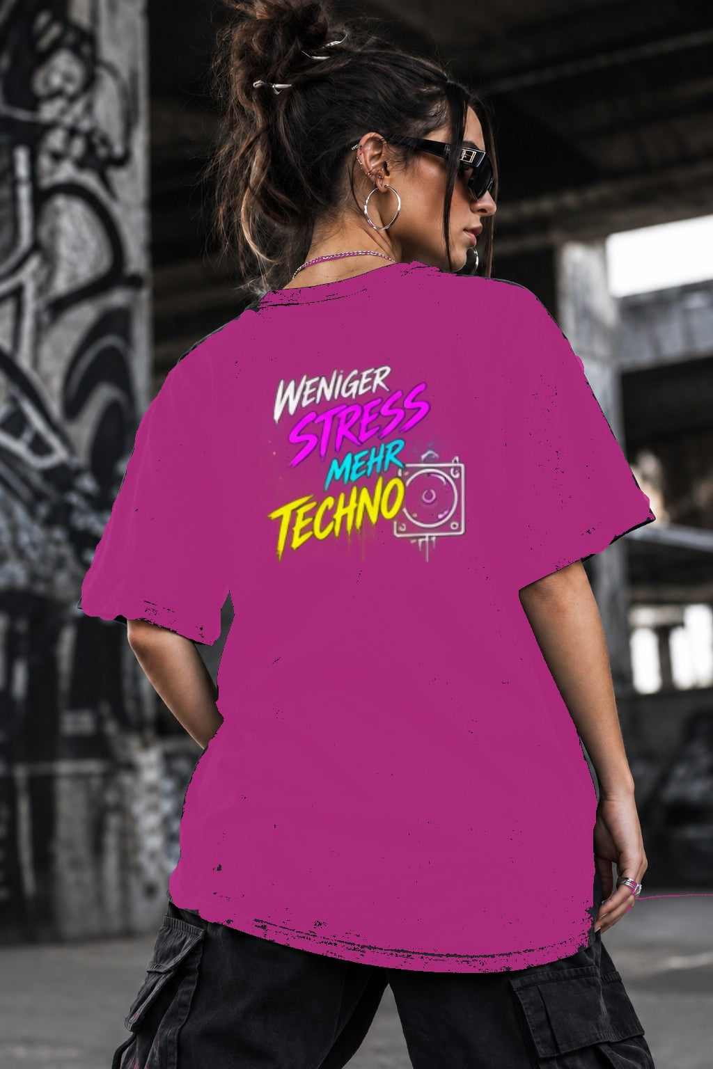 Neon Vibe Damen Oversized T-Shirt – Weniger Stress mehr Techno – DTF Backprint in Pink, Größe 5XL