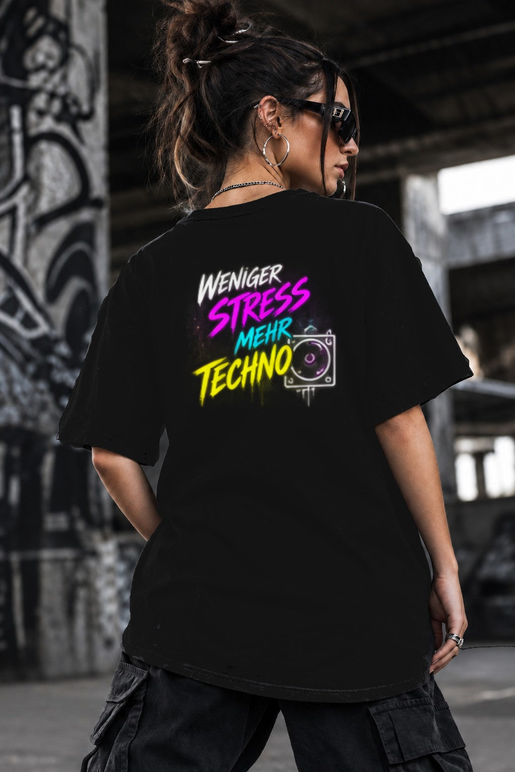 Neon Vibe Damen Oversized T-Shirt – Weniger Stress mehr Techno – DTF Backprint in Schwarz, Größe 5XL