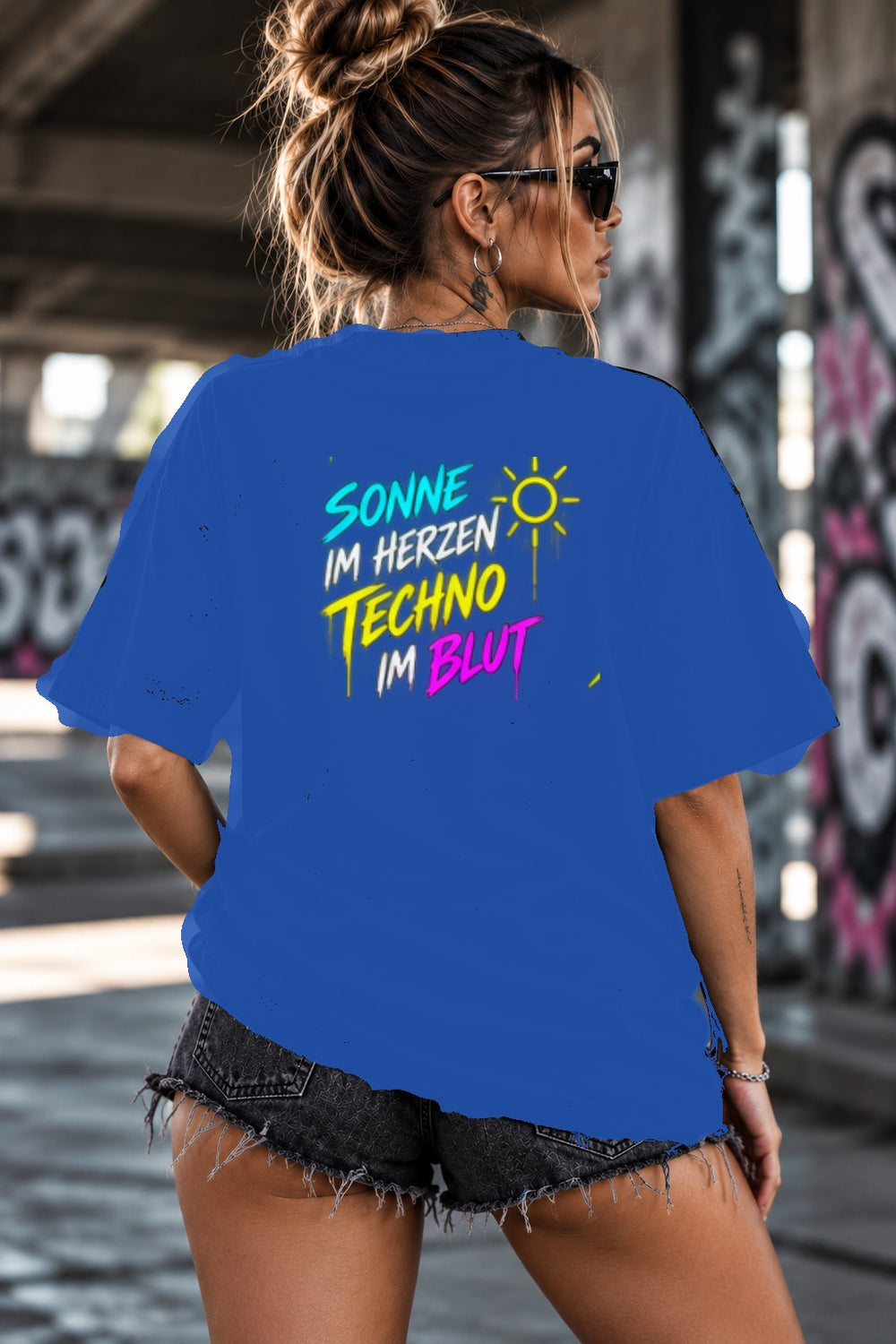 Neon Vibe Damen Oversized T-Shirt – Sonne im Herzen Techno im Blut – DTF Backprint in Blau, Größe 5XL