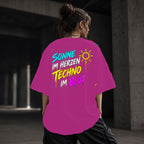 Neon Vibe Damen Oversized T-Shirt – Sonne im Herzen Techno im Blut – DTF Backprint in Pink, Größe 5XL