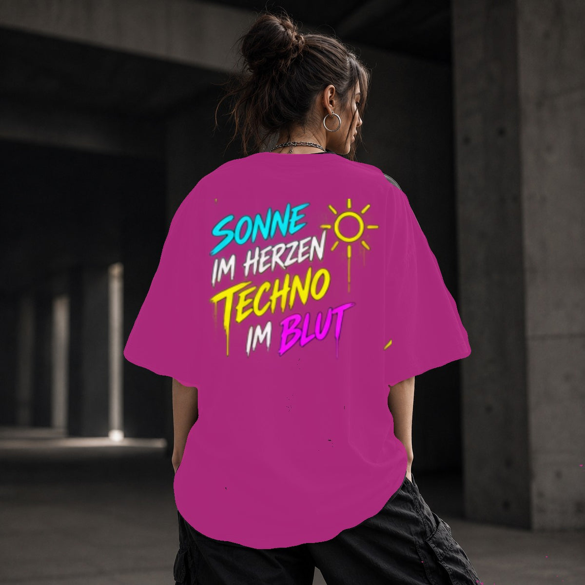 Neon Vibe Damen Oversized T-Shirt – Sonne im Herzen Techno im Blut – DTF Backprint in Pink, Größe 5XL