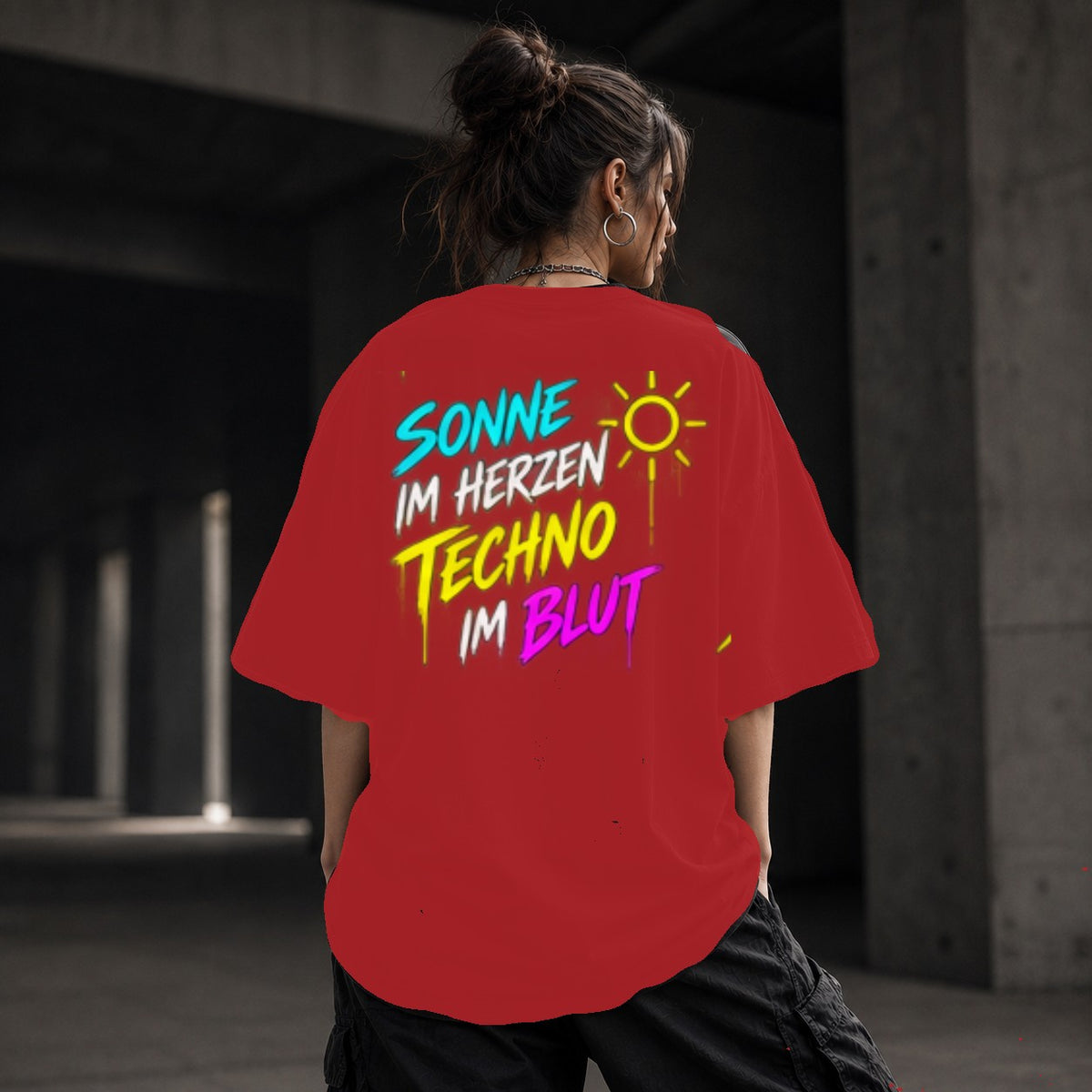 Neon Vibe Damen Oversized T-Shirt – Sonne im Herzen Techno im Blut – DTF Backprint in Rot, Größe 5XL