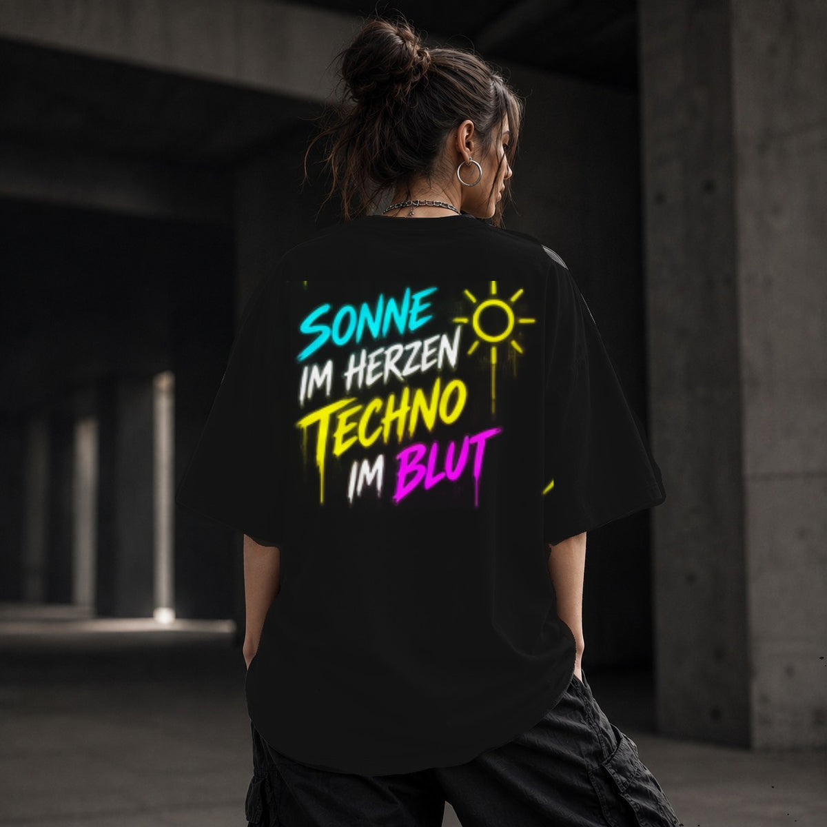Neon Vibe Damen Oversized T-Shirt – Sonne im Herzen Techno im Blut – DTF Backprint in Schwarz, Größe 5XL