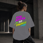Neon Vibe Damen Oversized T-Shirt – Keine Ausreden nur Ergebnisse – DTF Backprint in Grau, Größe 5XL