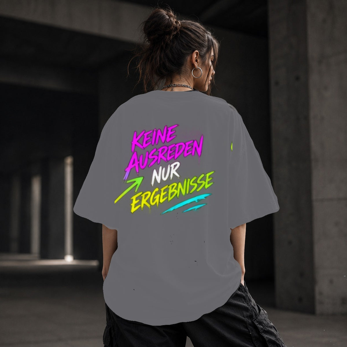 Neon Vibe Damen Oversized T-Shirt – Keine Ausreden nur Ergebnisse – DTF Backprint in Grau, Größe 5XL