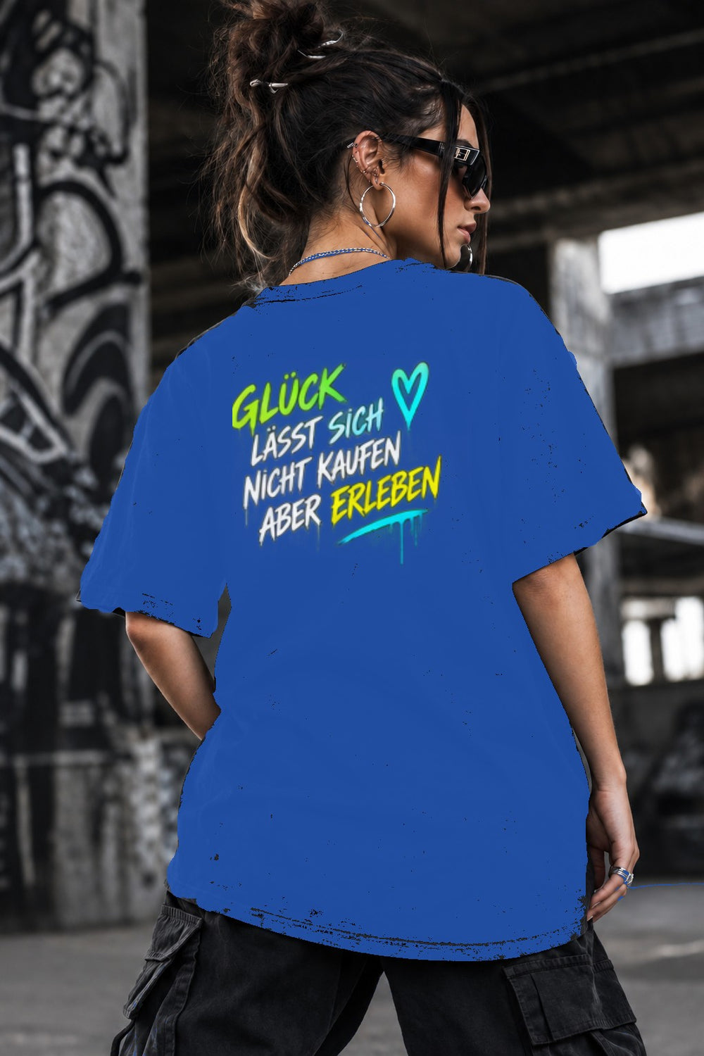 Neon Vibe Damen Oversized T-Shirt – Glück lässt sich nicht kaufen aber erleben – DTF Backprint in Blau, Größe 5XL