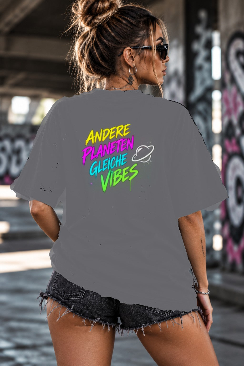 Neon Vibe Damen Oversized T-Shirt – Andere Planeten gleiche Vibes – DTF Backprint in Grau, Größe 5XL