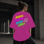 Neon Vibe Damen Oversized T-Shirt – Andere Planeten gleiche Vibes – DTF Backprint in Pink, Größe 5XL
