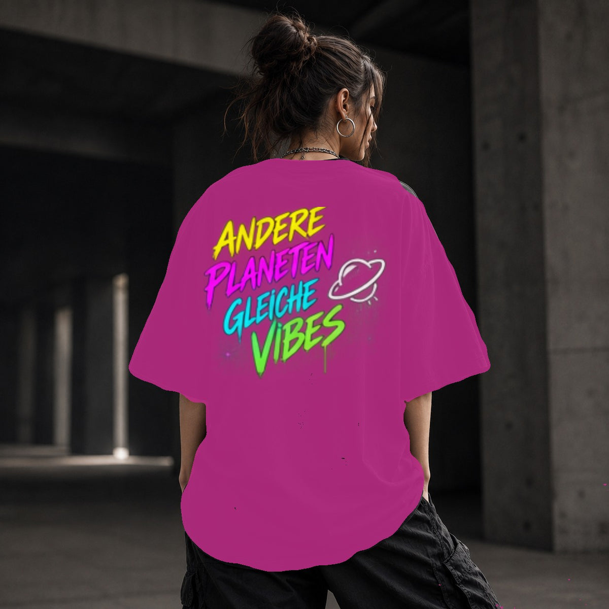 Neon Vibe Damen Oversized T-Shirt – Andere Planeten gleiche Vibes – DTF Backprint in Pink, Größe 5XL