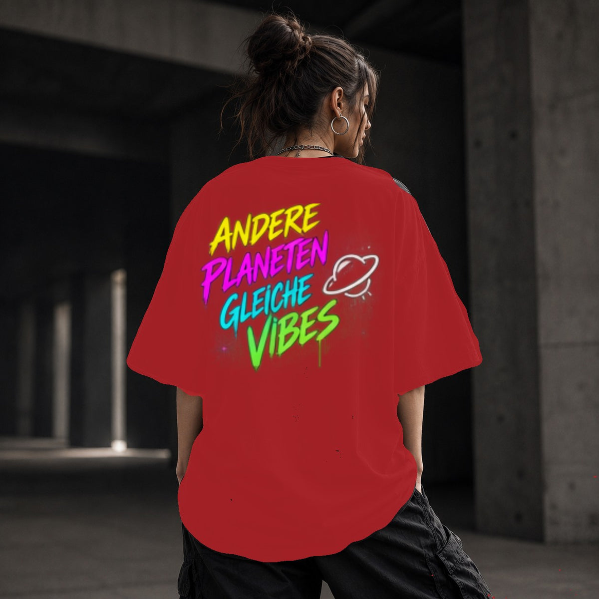 Neon Vibe Damen Oversized T-Shirt – Andere Planeten gleiche Vibes – DTF Backprint in Rot, Größe 5XL