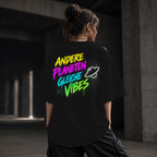 Neon Vibe Damen Oversized T-Shirt – Andere Planeten gleiche Vibes – DTF Backprint in Schwarz, Größe 5XL